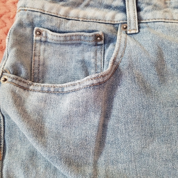 Light Wash Mom Jeans - Picture 3 of 6